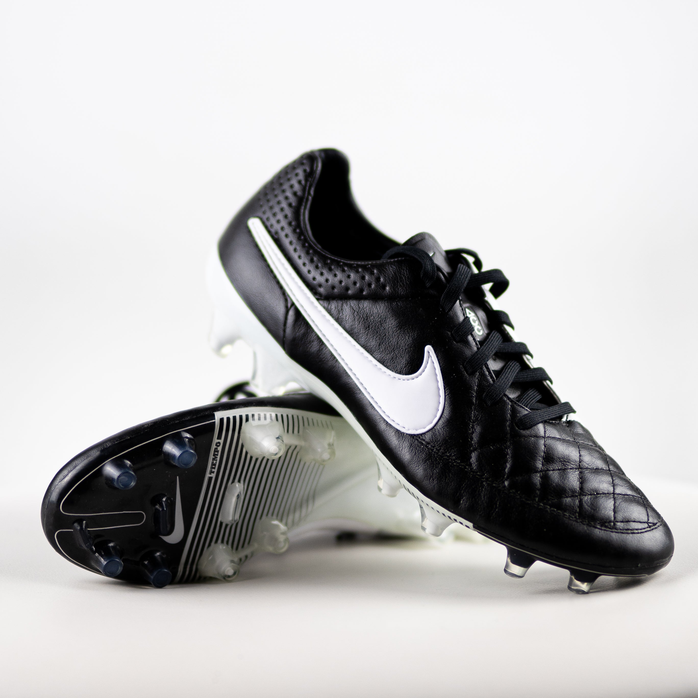 Nike tiempo legend clearance v black and white